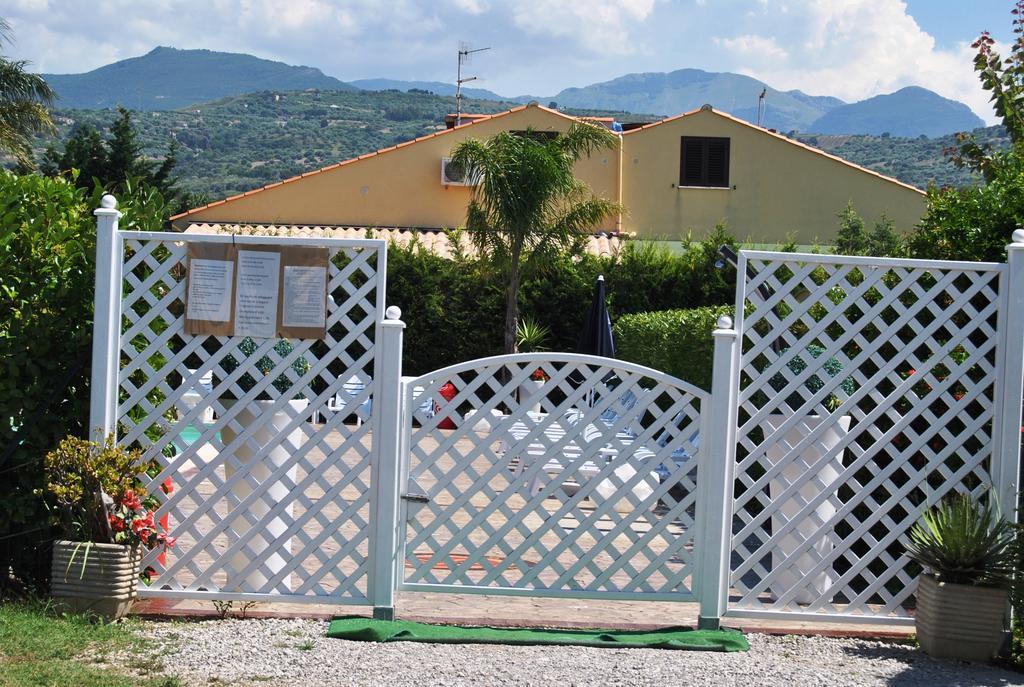 Case Vacanze Paradise Beach Vicino Cefalu Piscina Aperta Кампофеличе-ди-Роччелла Экстерьер фото