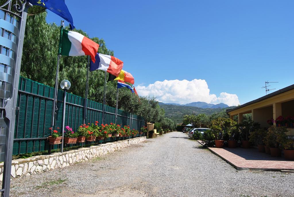 Case Vacanze Paradise Beach Vicino Cefalu Piscina Aperta Кампофеличе-ди-Роччелла Экстерьер фото