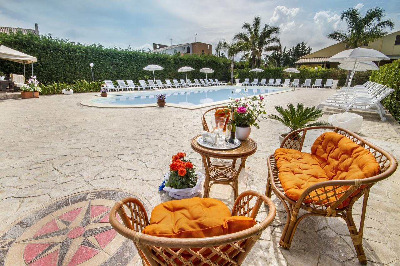 Case Vacanze Paradise Beach Vicino Cefalu Piscina Aperta Кампофеличе-ди-Роччелла Экстерьер фото